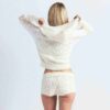 Strickpullover mit kurzem Reißverschluss und Kapuze Strickpullover mit kurzem Reißverschluss und Kapuze