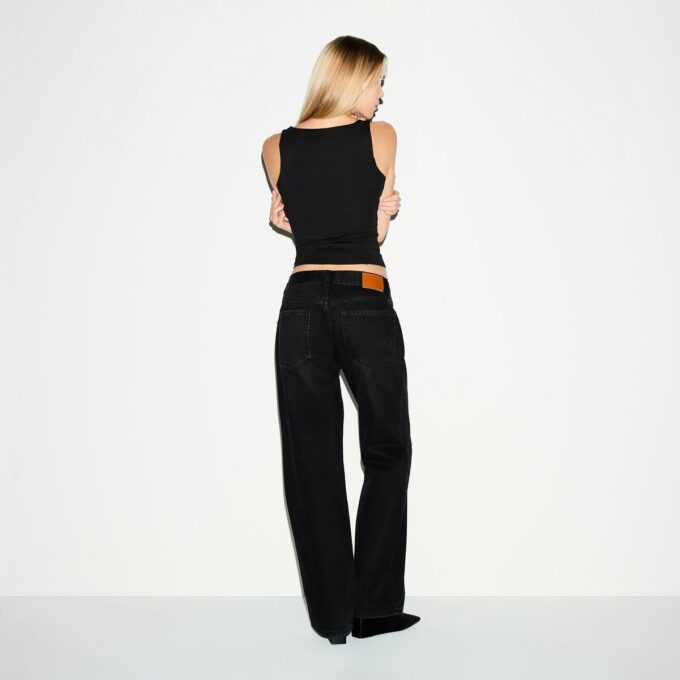 Tanktop mit glatten Lagen und eckigem Halsausschnitt Tanktop mit glatten Lagen und eckigem Halsausschnitt