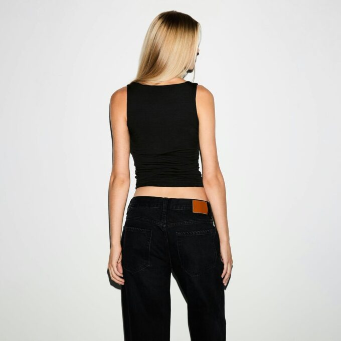 Tanktop mit glatten Lagen und eckigem Halsausschnitt Tanktop mit glatten Lagen und eckigem Halsausschnitt