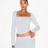 Top mit glatten Lagen und eckigem Ausschnitt Top mit glatten Lagen und eckigem Ausschnitt