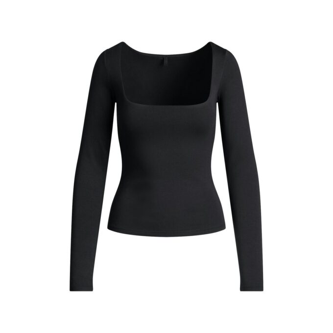 Top mit glatten Lagen und eckigem Ausschnitt Top mit glatten Lagen und eckigem Ausschnitt
