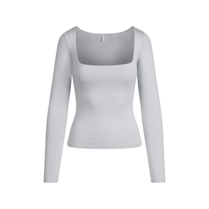 Top mit glatten Lagen und eckigem Ausschnitt Top mit glatten Lagen und eckigem Ausschnitt