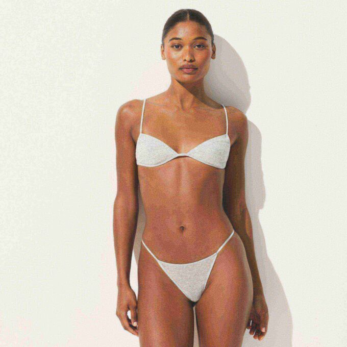 Transparenter, knapper Dreiecks-Bralette mit Rippen Transparenter, knapper Dreiecks-Bralette mit Rippen