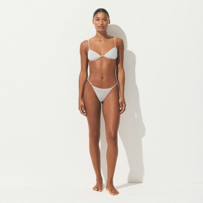 Transparenter, knapper Dreiecks-Bralette mit Rippen Transparenter, knapper Dreiecks-Bralette mit Rippen