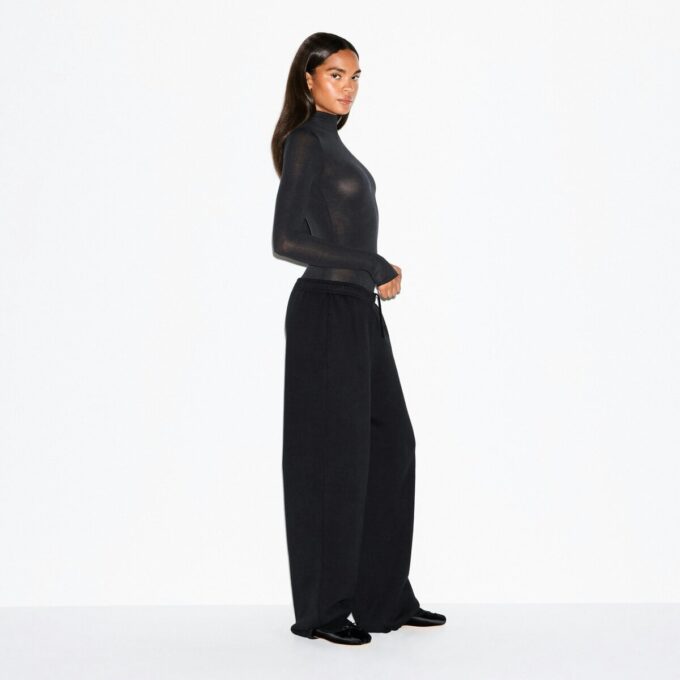 Transparenter Modal-Body mit langen Ärmeln und Rollkragen Transparenter Modal-Body mit langen Ärmeln und Rollkragen