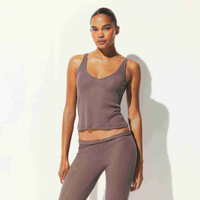 Transparentes Rippen-Tanktop mit V-Ausschnitt Transparentes Rippen-Tanktop mit V-Ausschnitt