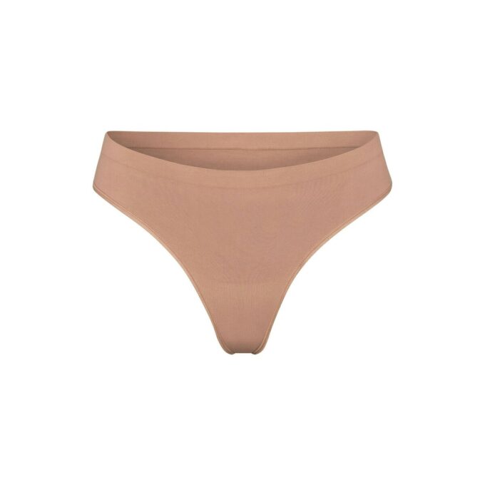 Weicher, glatter, nahtloser String Weicher, glatter, nahtloser String